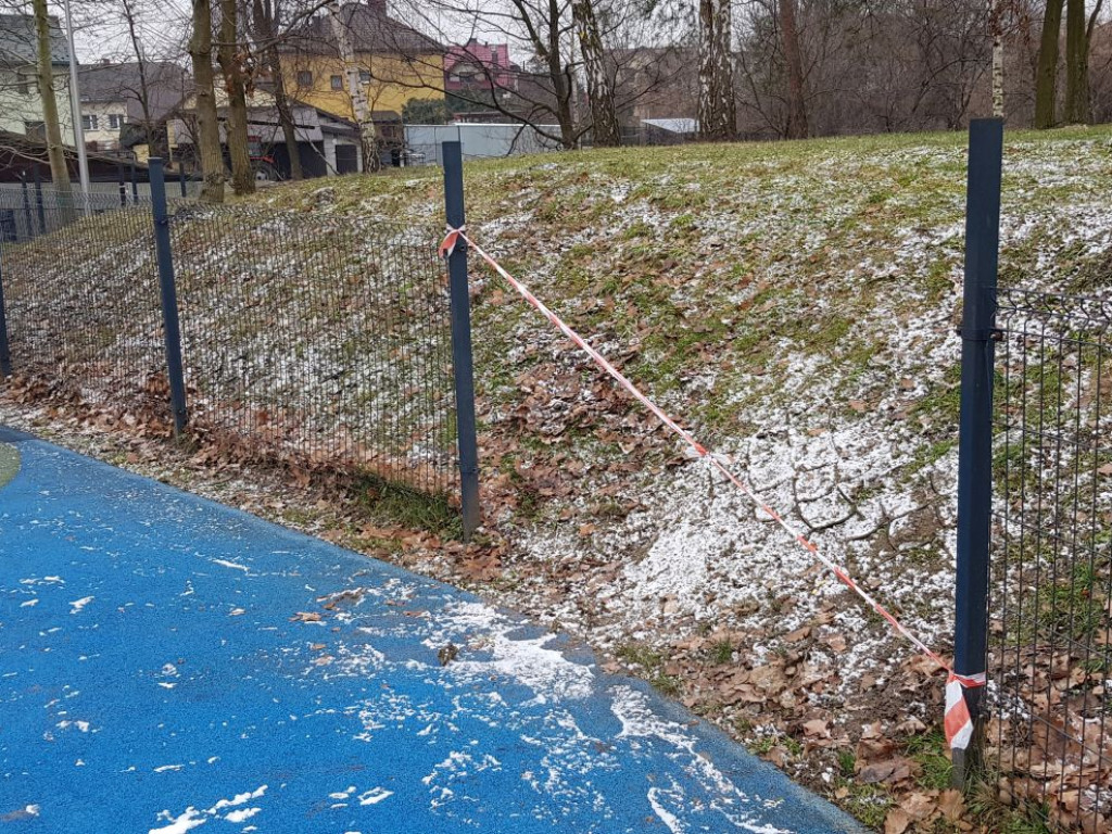 Wandale niszczą plac zabaw w Żarkach
