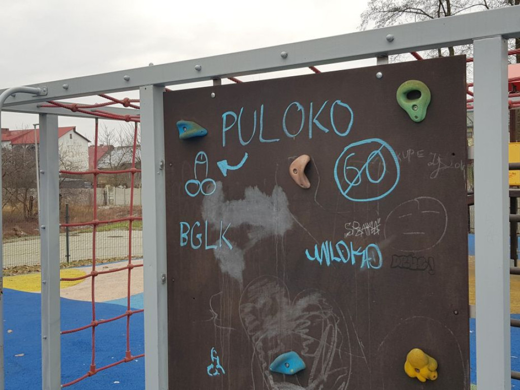 Wandale niszczą plac zabaw w Żarkach