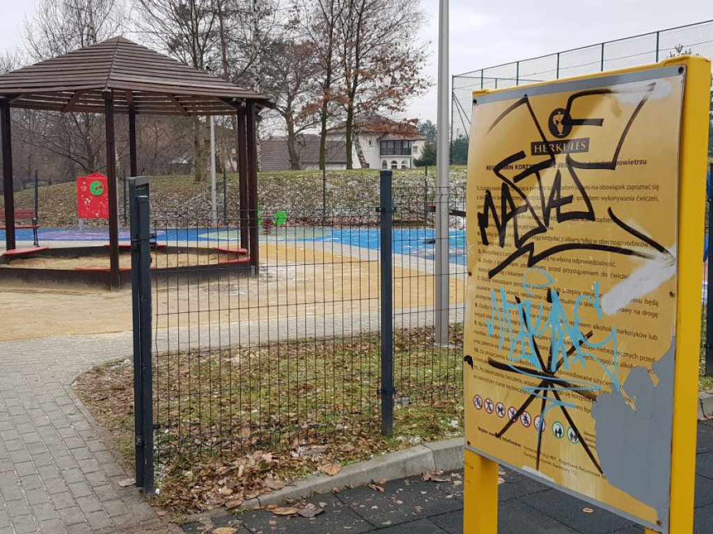 Wandale niszczą plac zabaw w Żarkach