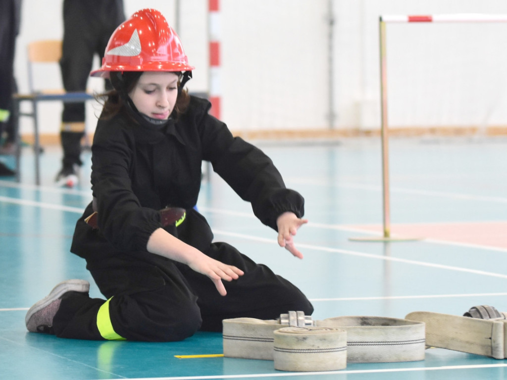 Halowe Młodzieżowe Zawody Sportowo - Pożarnicze w Krzeszowicach5.02.2022
