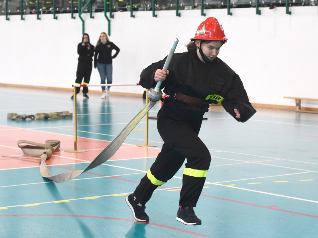 Halowe Młodzieżowe Zawody Sportowo - Pożarnicze w Krzeszowicach5.02.2022