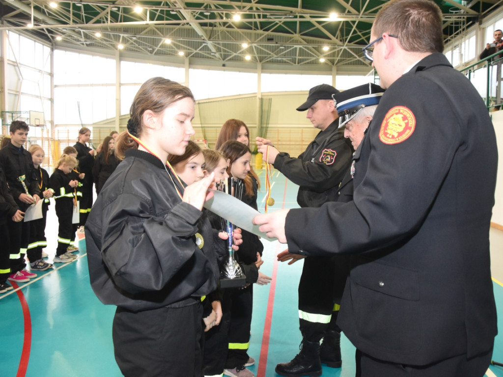 Halowe Młodzieżowe Zawody Sportowo - Pożarnicze w Krzeszowicach5.02.2022