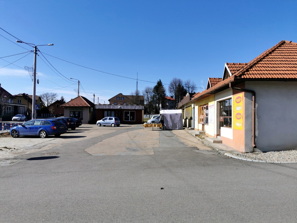 Część handlowa placu Mogielnickiego w Babicach