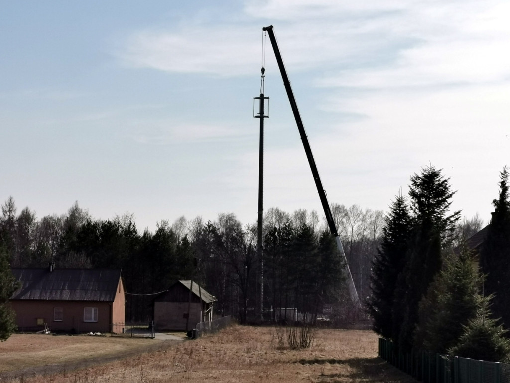 Wysoki maszt stanął niedaleko przystanku kolejowego