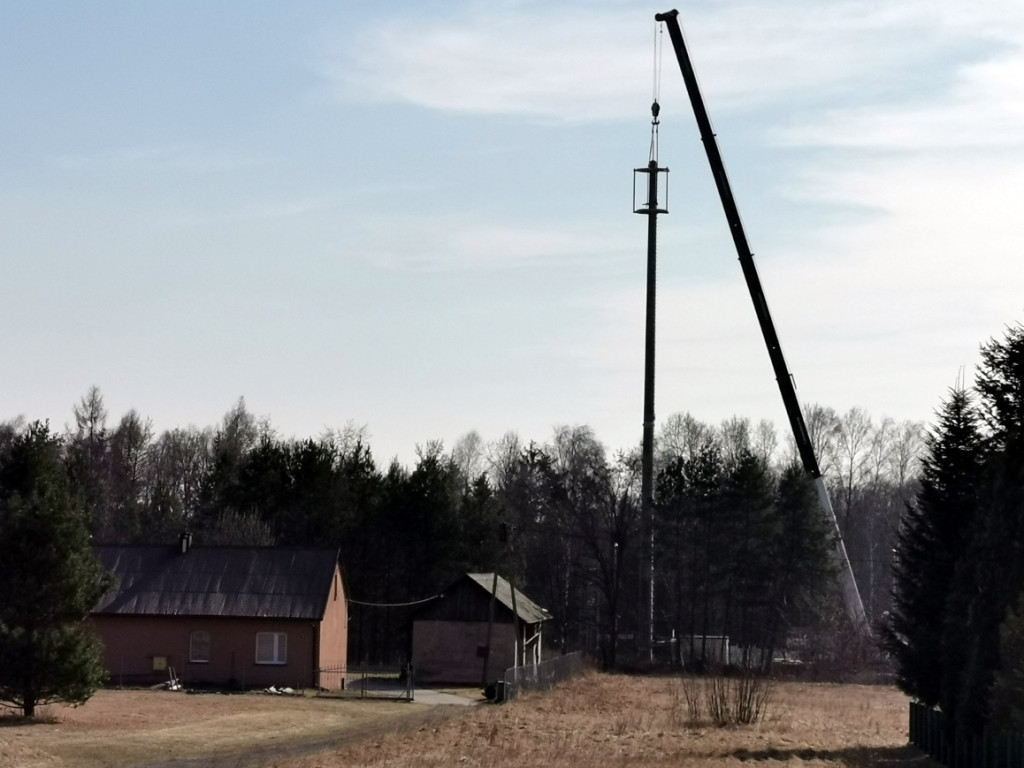 Wysoki maszt stanął niedaleko przystanku kolejowego