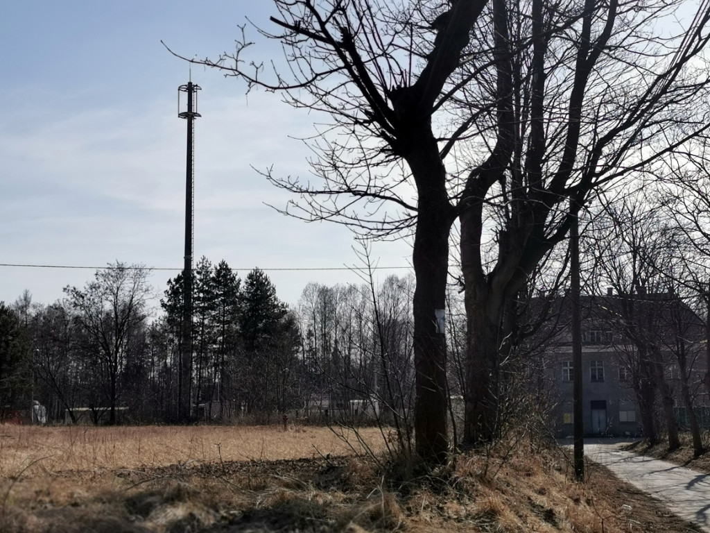 Wysoki maszt stanął niedaleko przystanku kolejowego