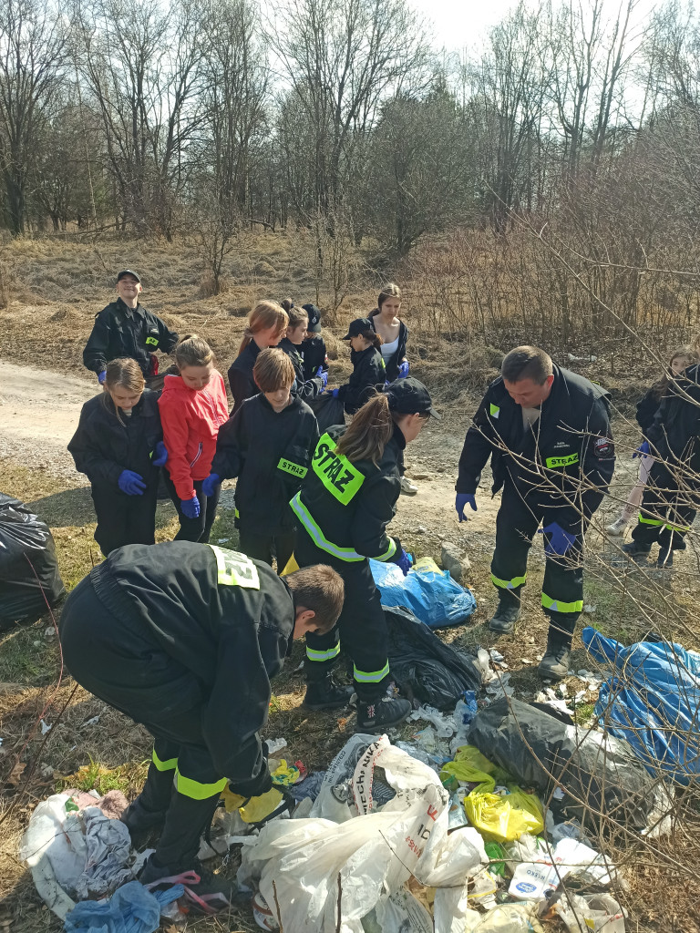 Jedni śmiecą, a OSP Ostrężnica sprząta