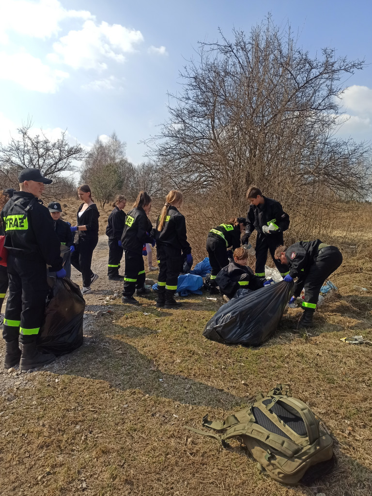 Jedni śmiecą, a OSP Ostrężnica sprząta