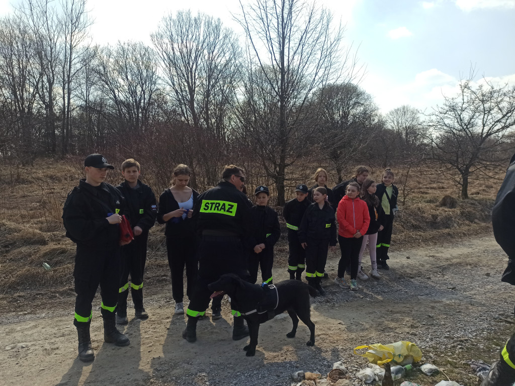 Jedni śmiecą, a OSP Ostrężnica sprząta