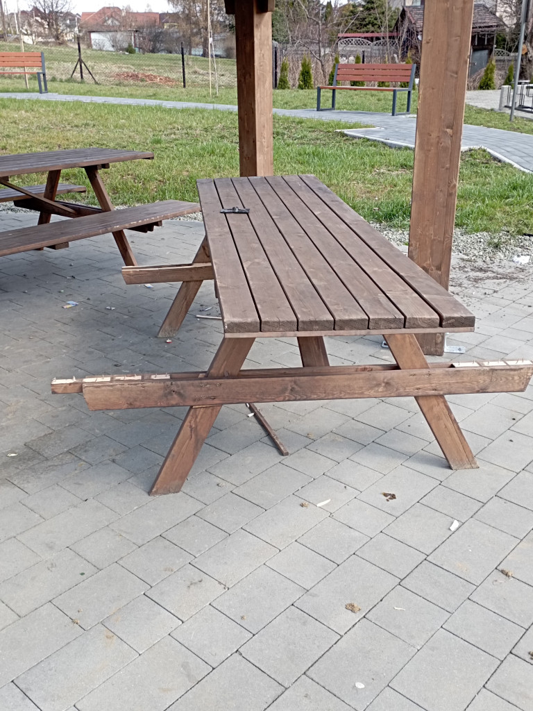 Dewastacje na osiedlu Centrum w Trzebini