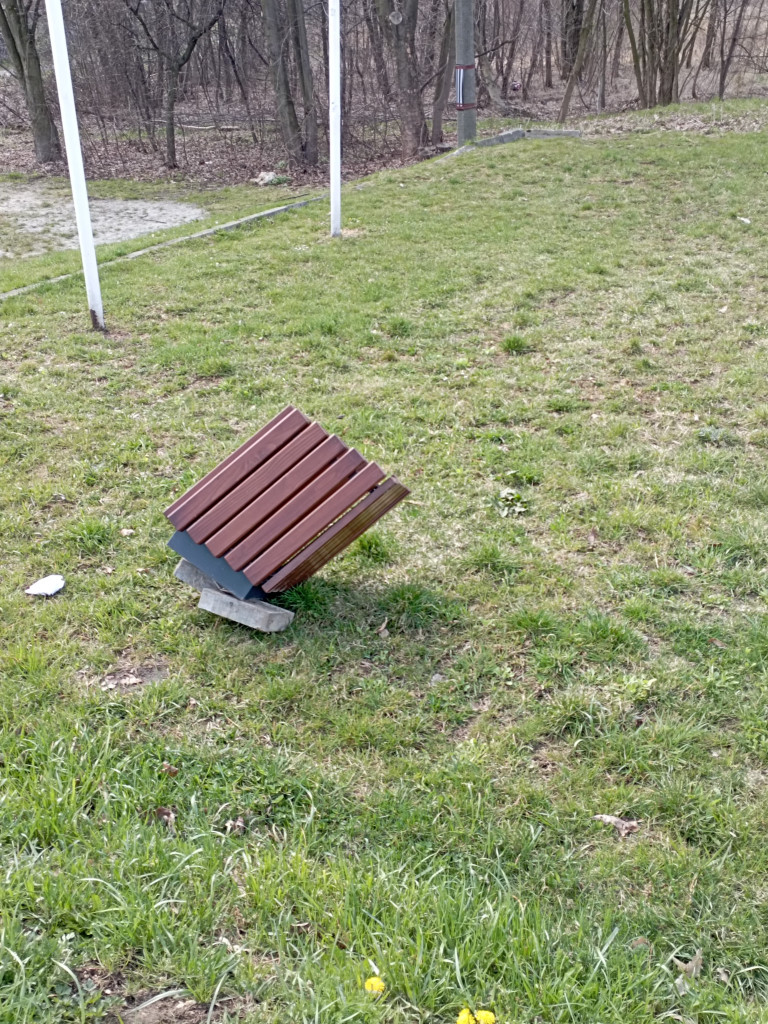 Dewastacje na osiedlu Centrum w Trzebini