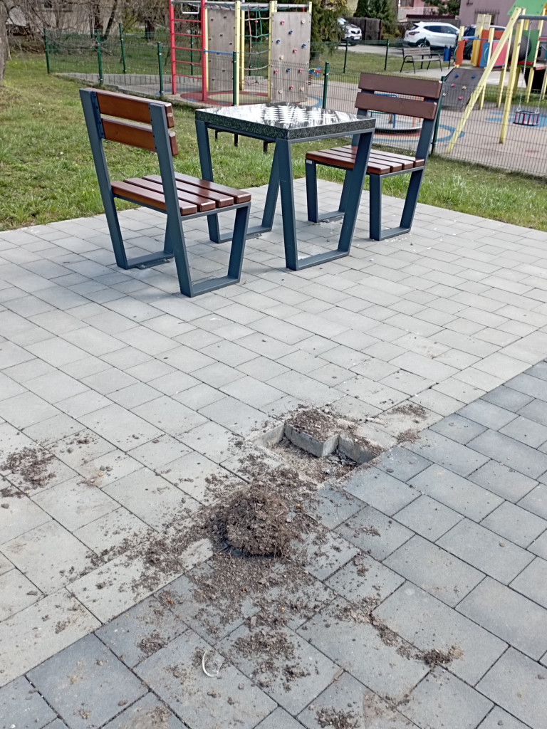 Dewastacje na osiedlu Centrum w Trzebini