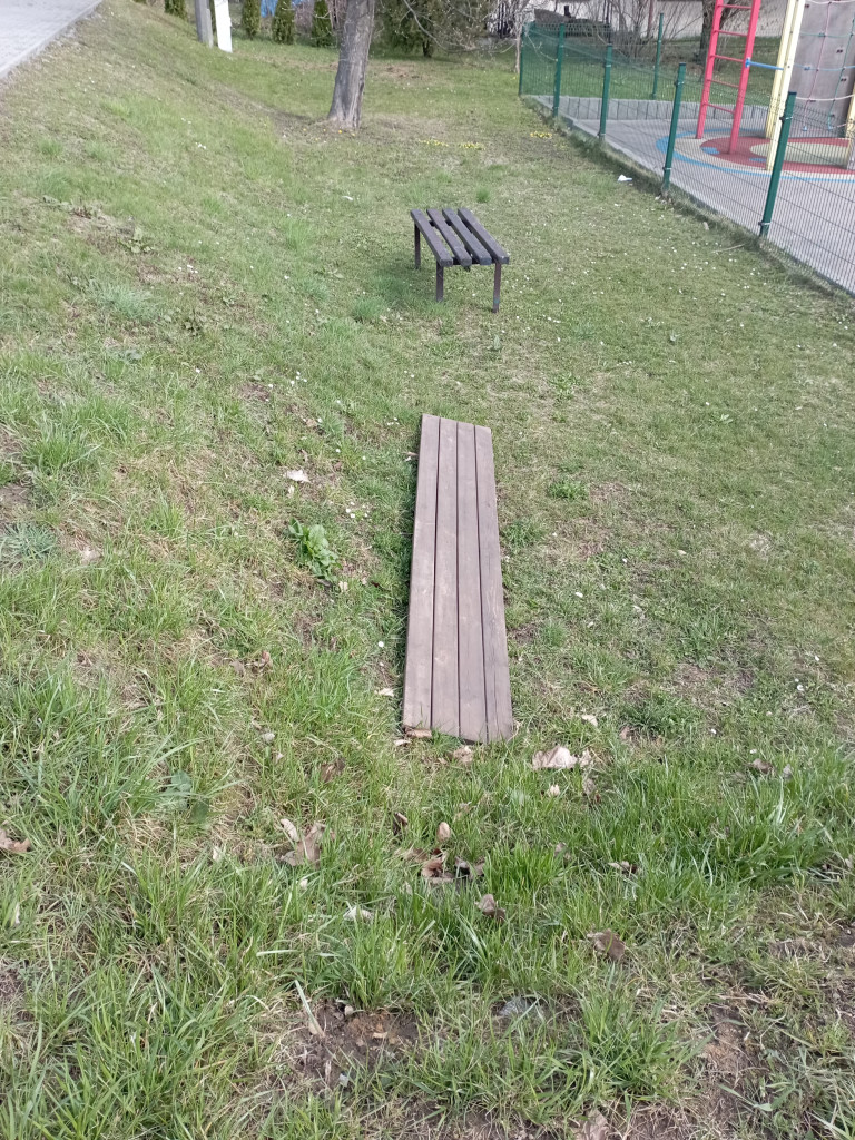 Dewastacje na osiedlu Centrum w Trzebini