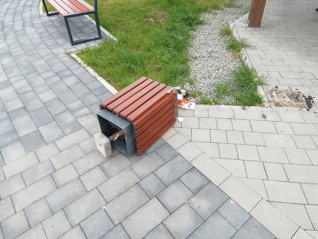 Dewastacje na osiedlu Centrum w Trzebini