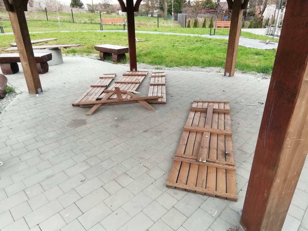 Dewastacje na osiedlu Centrum w Trzebini