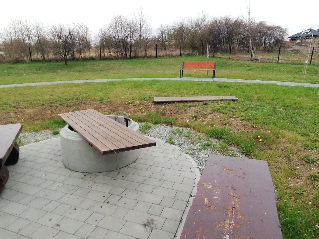 Dewastacje na osiedlu Centrum w Trzebini