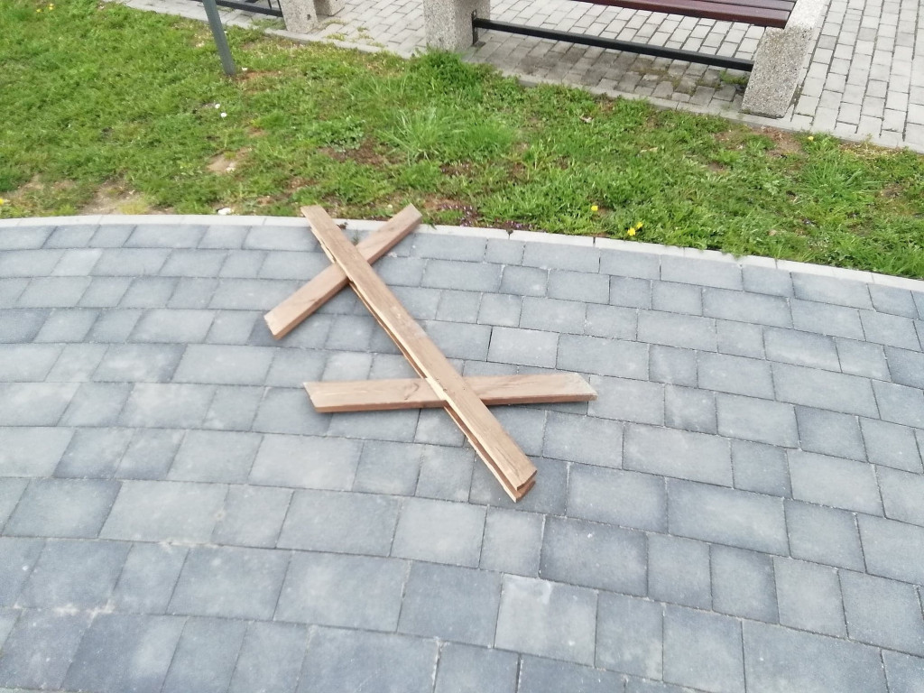 Dewastacje na osiedlu Centrum w Trzebini