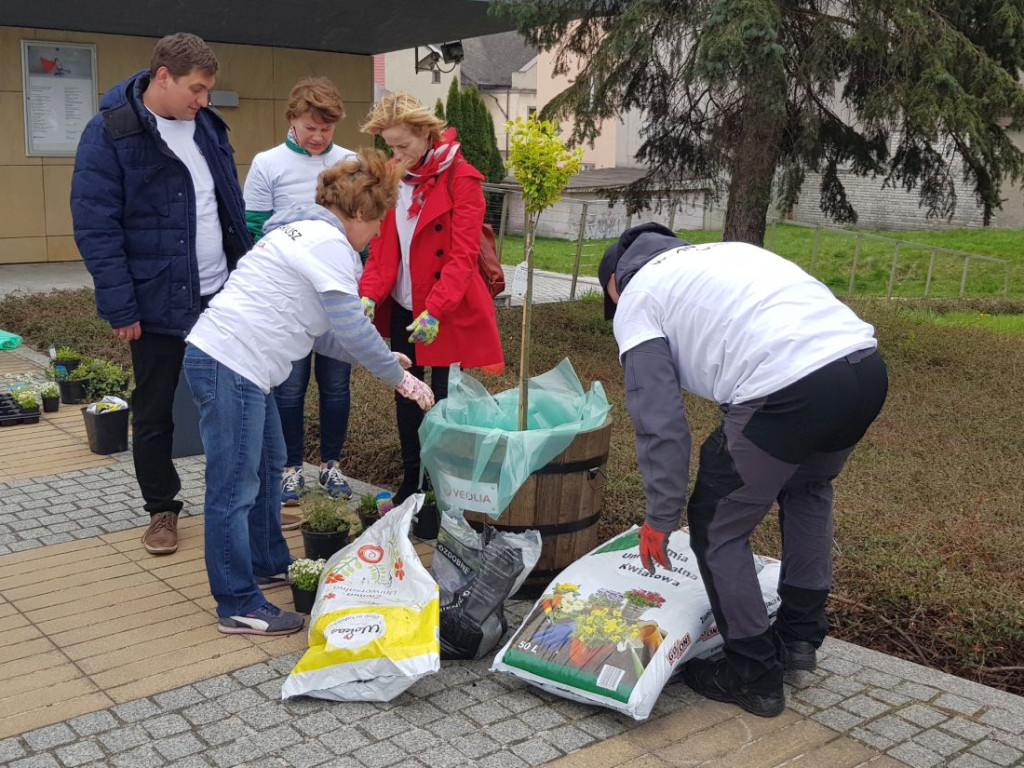 Sadzenie warzyw i roślin miododajnych przed MOKSiR w Chrzanowie z okazji Dnia Ziemi