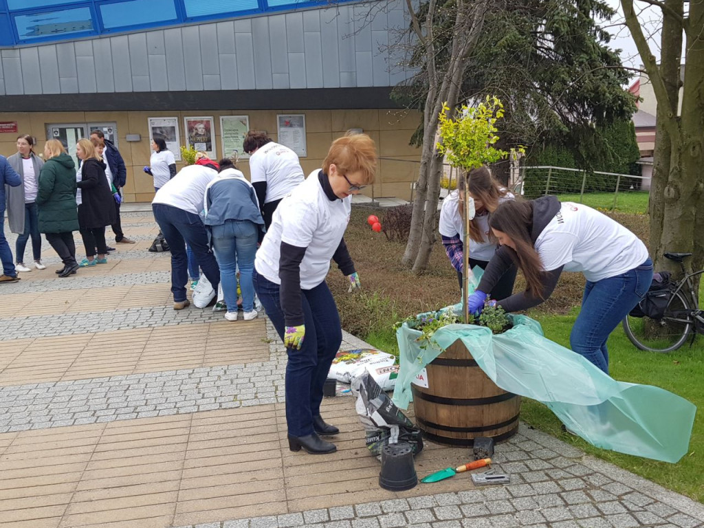 Sadzenie warzyw i roślin miododajnych przed MOKSiR w Chrzanowie z okazji Dnia Ziemi