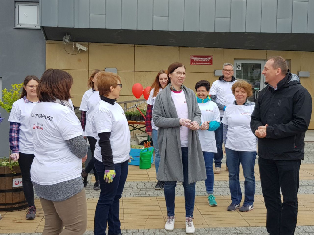 Sadzenie warzyw i roślin miododajnych przed MOKSiR w Chrzanowie z okazji Dnia Ziemi