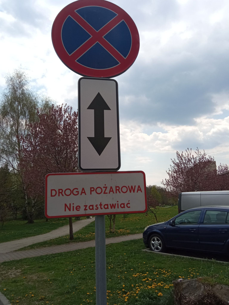Rozjechana zieleń i parkowanie pod zakazem na os. Niepodległości w Chrzanowie