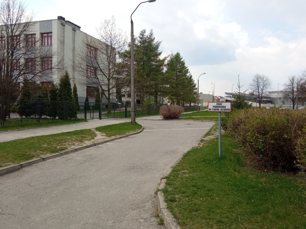 Rozjechana zieleń i parkowanie pod zakazem na os. Niepodległości w Chrzanowie