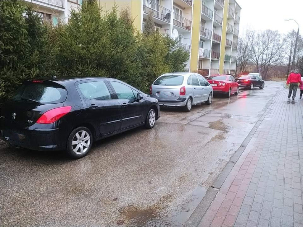 Rozjechana zieleń i parkowanie pod zakazem na os. Niepodległości w Chrzanowie