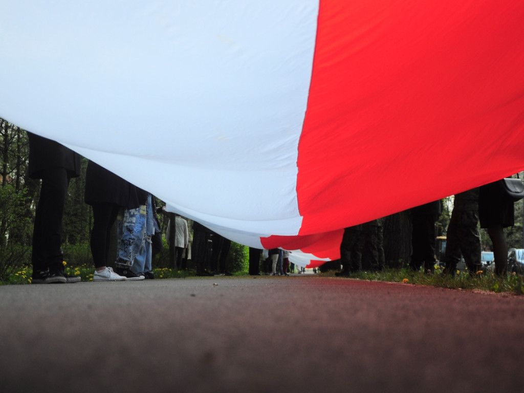 Mieszkańcy Krzeszowic nieśli przez miasto stumetrową flagę
