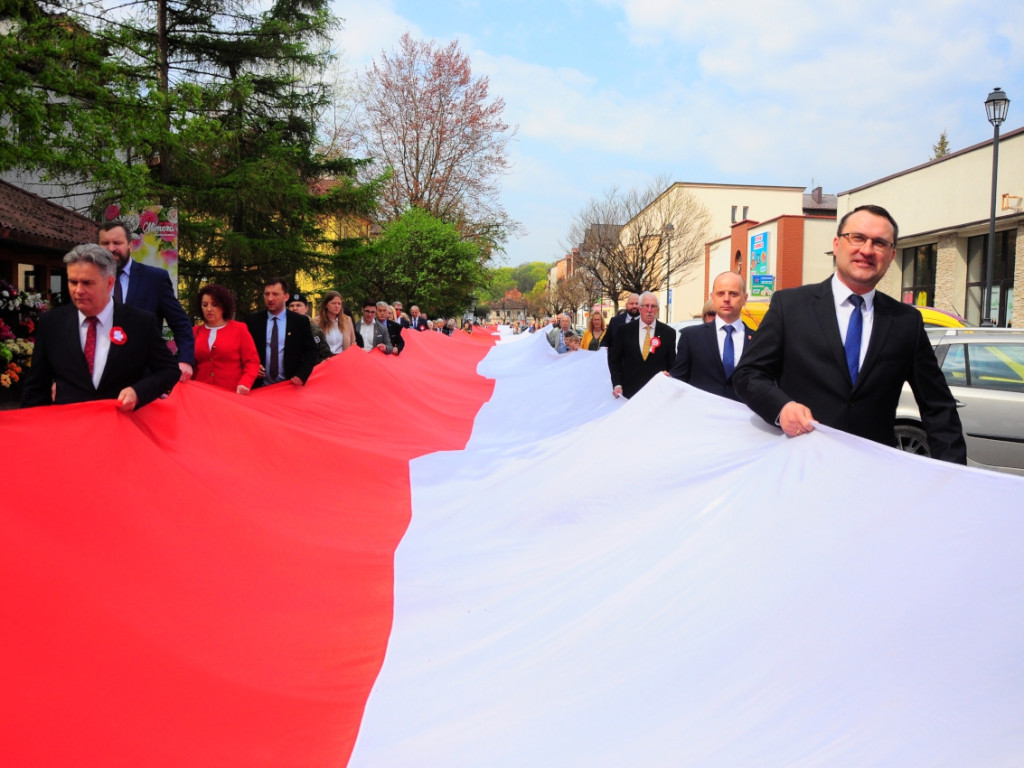 Mieszkańcy Krzeszowic nieśli przez miasto stumetrową flagę