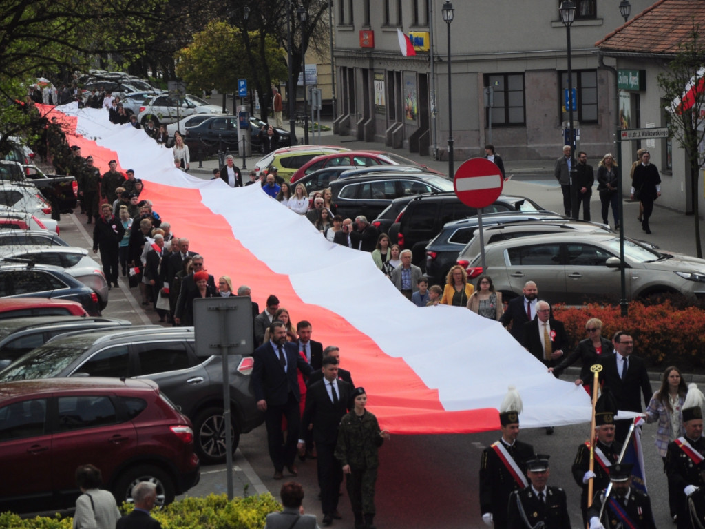 Mieszkańcy Krzeszowic nieśli przez miasto stumetrową flagę