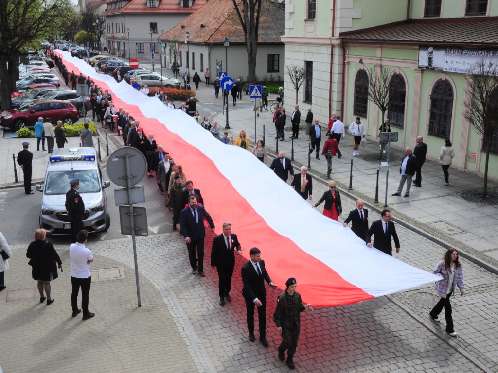 Mieszkańcy Krzeszowic nieśli przez miasto stumetrową flagę