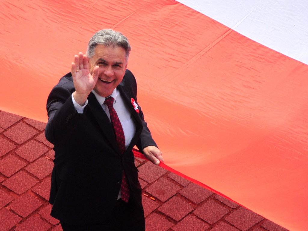 Mieszkańcy Krzeszowic nieśli przez miasto stumetrową flagę