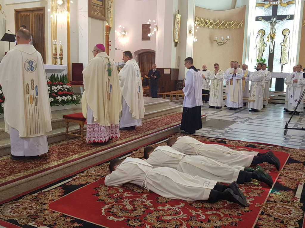 Święcenia kapłańskie w bazylice w Trzebini