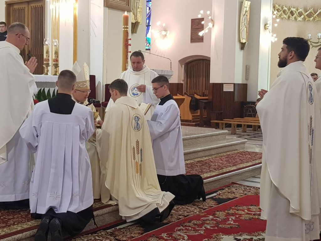 Święcenia kapłańskie w bazylice w Trzebini