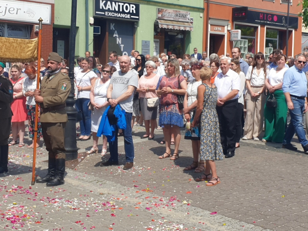 Procesja Bożego Ciała przeszła przez Rynek w Chrzanowie 16.06.2022