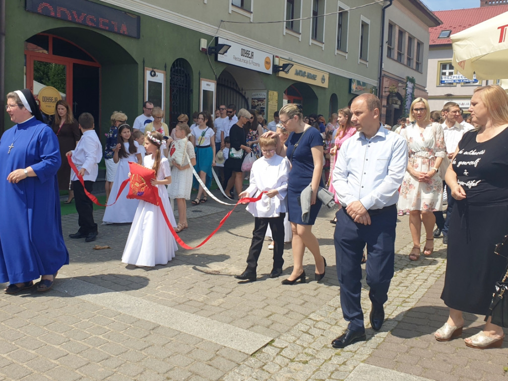 Procesja Bożego Ciała przeszła przez Rynek w Chrzanowie 16.06.2022