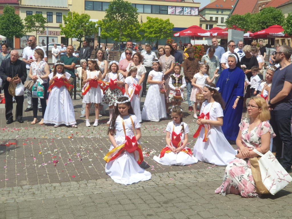 Procesja Bożego Ciała przeszła przez Rynek w Chrzanowie 16.06.2022