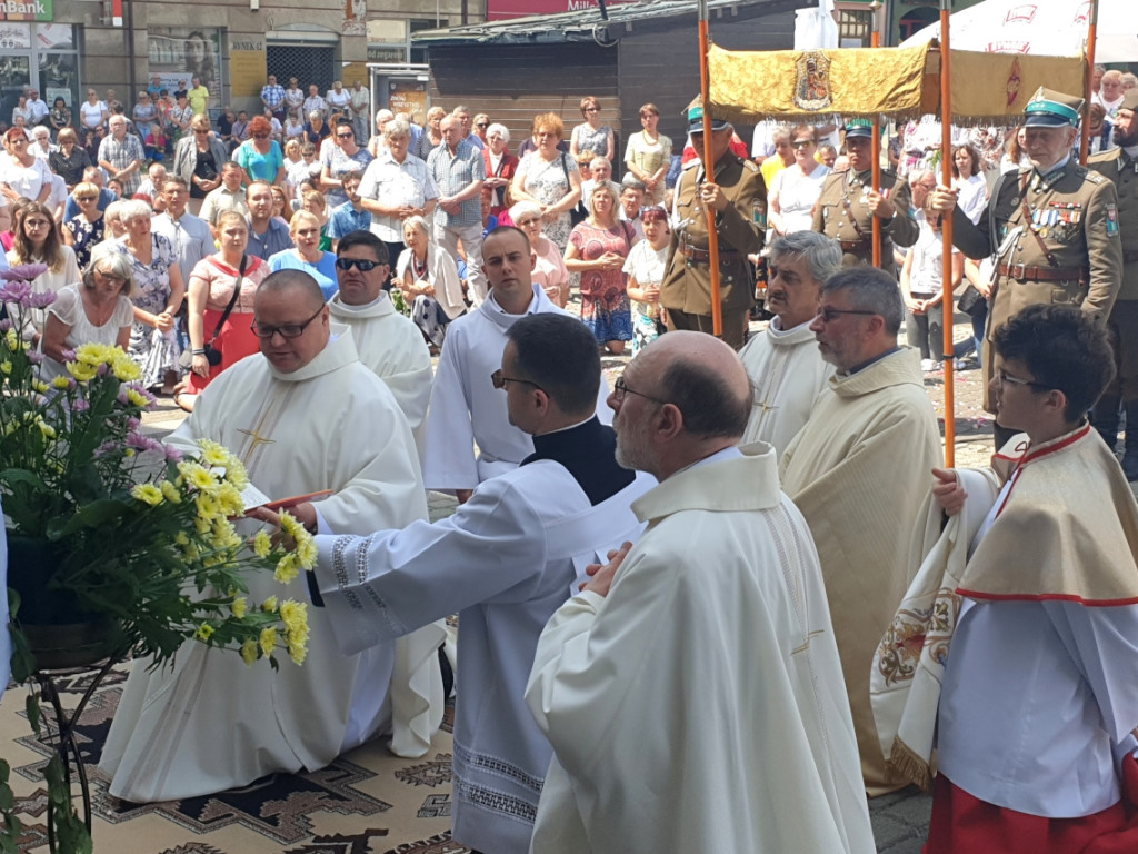 Procesja Bożego Ciała przeszła przez Rynek w Chrzanowie 16.06.2022