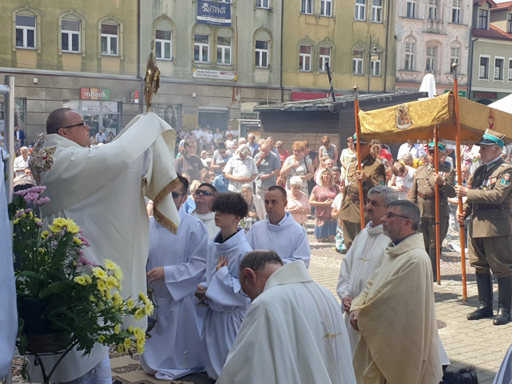 Procesja Bożego Ciała przeszła przez Rynek w Chrzanowie 16.06.2022