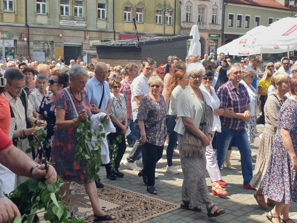 Procesja Bożego Ciała przeszła przez Rynek w Chrzanowie 16.06.2022
