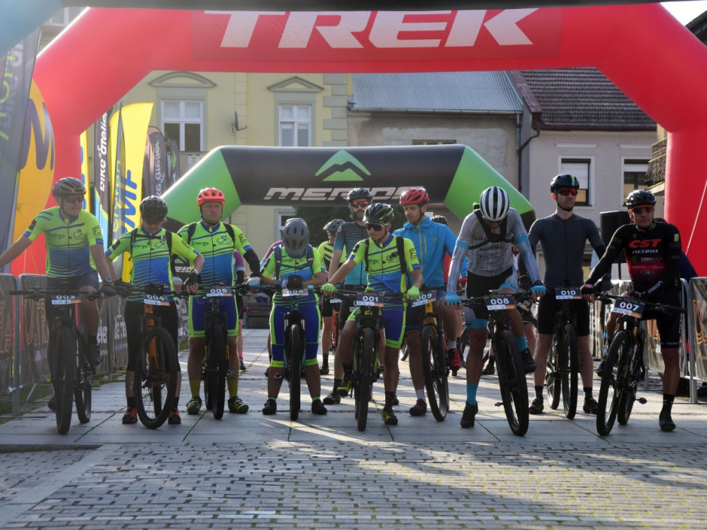 Start uczestników Ultra Jura MTB Maraton z Rynku w Krzeszowicach