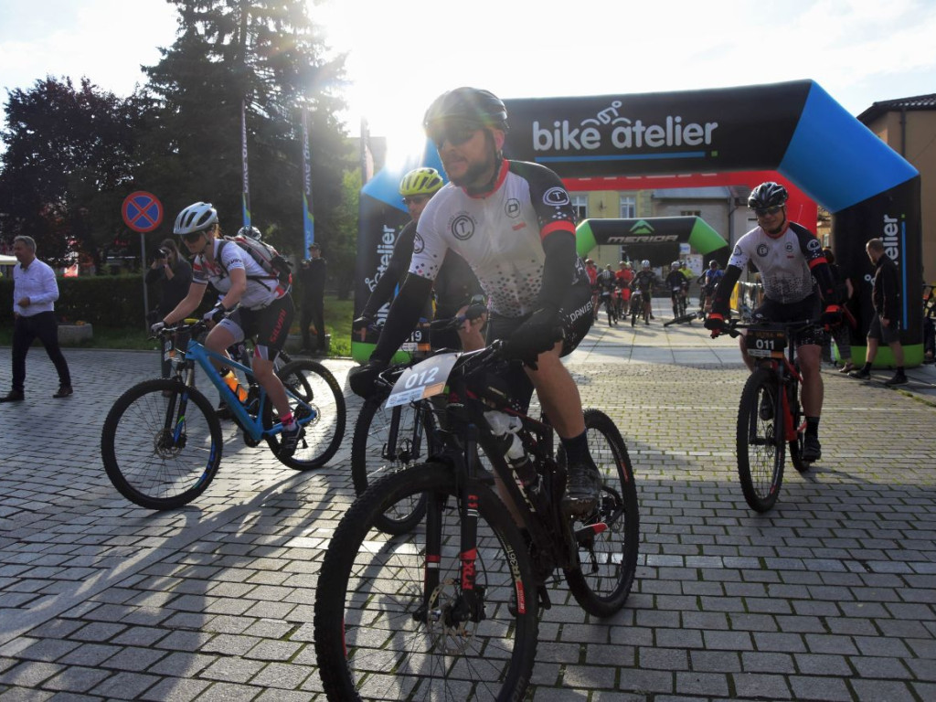 Start uczestników Ultra Jura MTB Maraton z Rynku w Krzeszowicach
