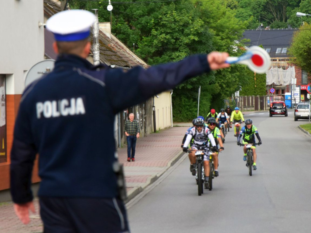 Start uczestników Ultra Jura MTB Maraton z Rynku w Krzeszowicach