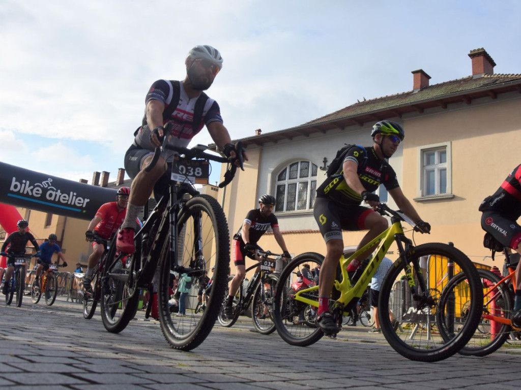 Start uczestników Ultra Jura MTB Maraton z Rynku w Krzeszowicach