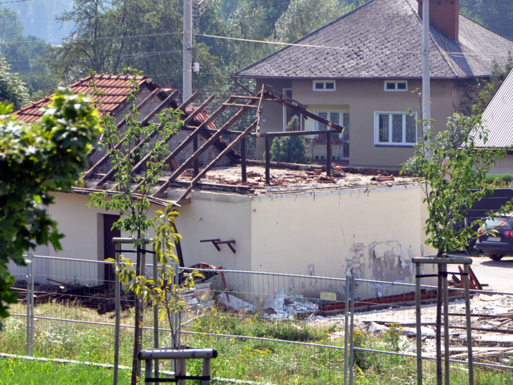 Wyburzanie na placu Mogielnickiego w Babicach