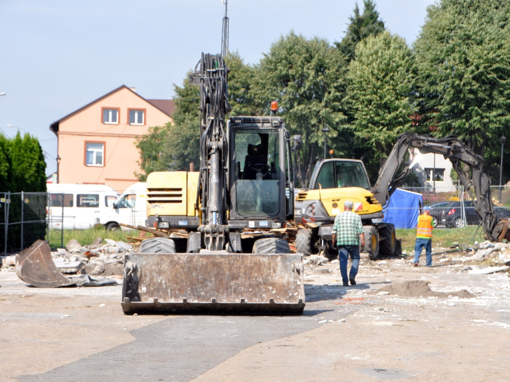 Wyburzanie na placu Mogielnickiego w Babicach