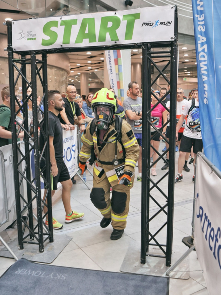 Druhny OSP Brodła wystartowały w Sky Tower Run we Wrocławiu