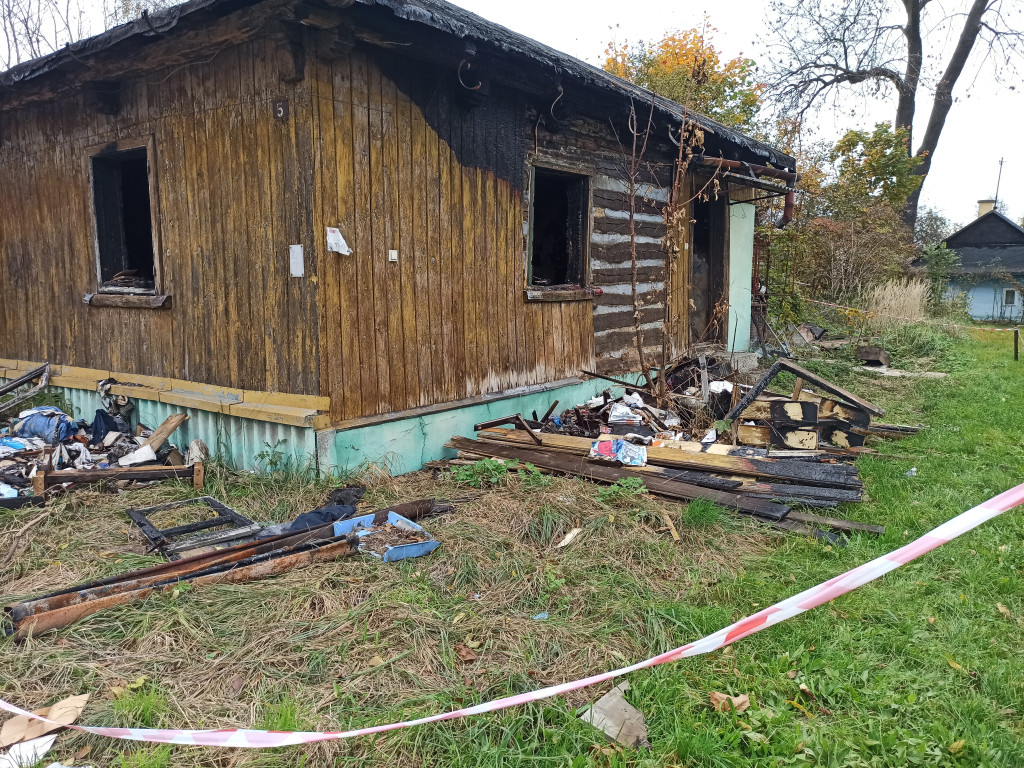 Bałagan przy podpalonym domu na os. Kościelec w Chrzanowie