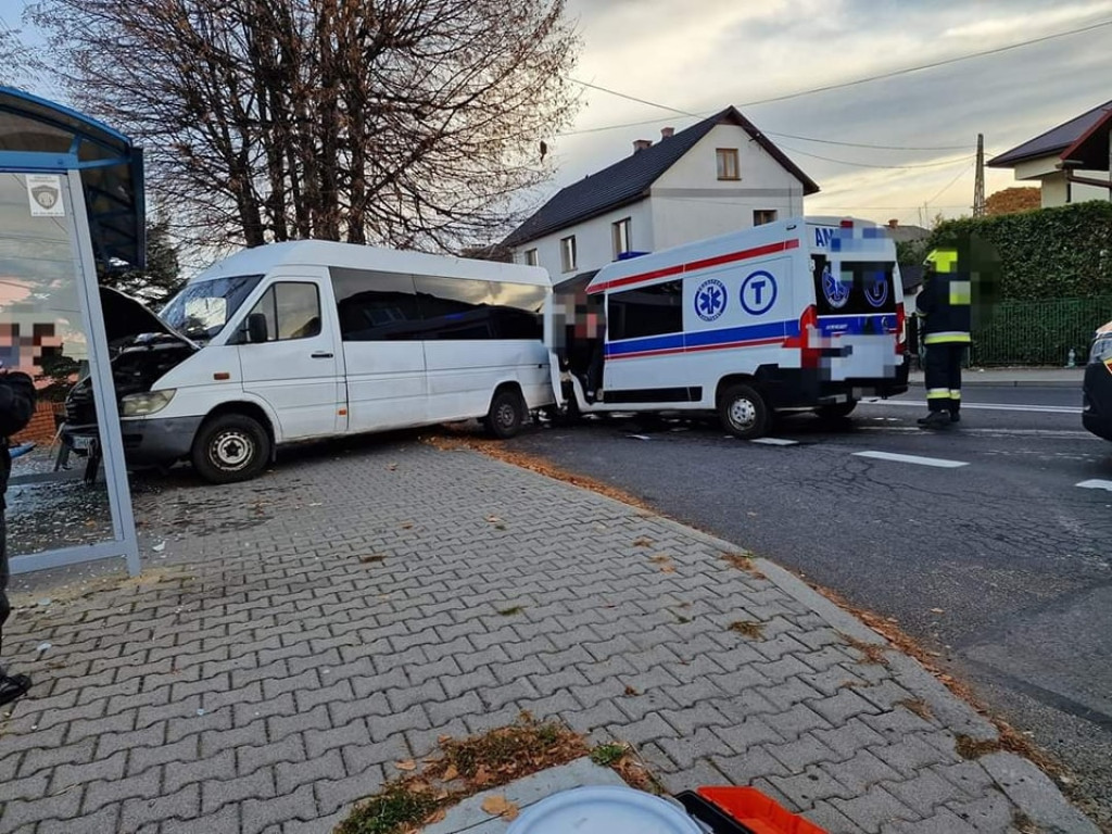 Zderzenie busa z karetką w Lgocie. Fot. Champion Pomoc Drogowa