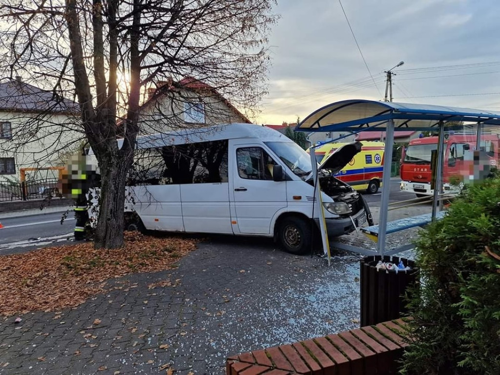 Zderzenie busa z karetką w Lgocie. Fot. Champion Pomoc Drogowa